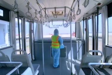 Phun thuốc sát khuẩn xe vận chuyển hành khách ở sân bay Tân Sơn Nhất