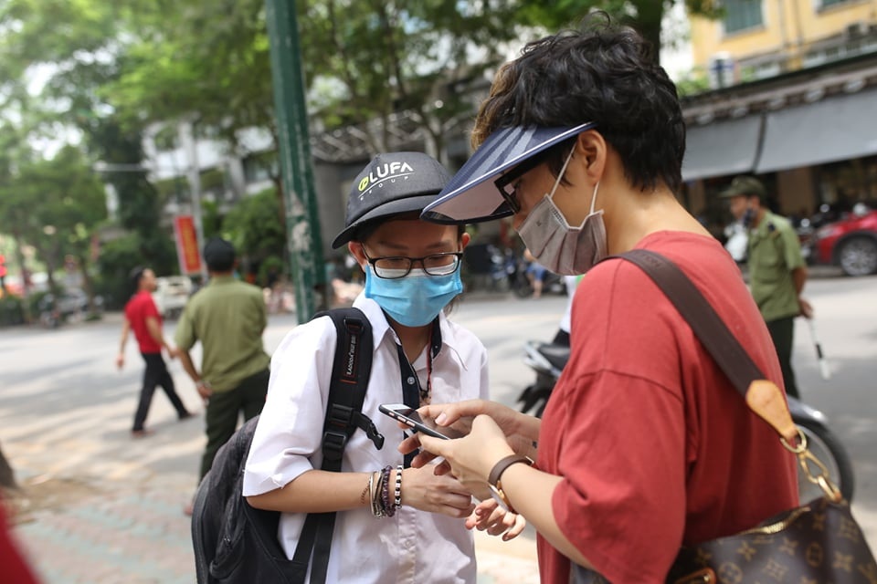 Trước giờ thi Toán, thí sinh hốt hoảng vì quên đồ - 7 Trước giờ thi Toán, thí sinh hốt hoảng vì quên đồ - 7