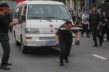 Người dân reo hò khi cảnh sát diễn tập diệt khủng bố, biểu diễn khí công