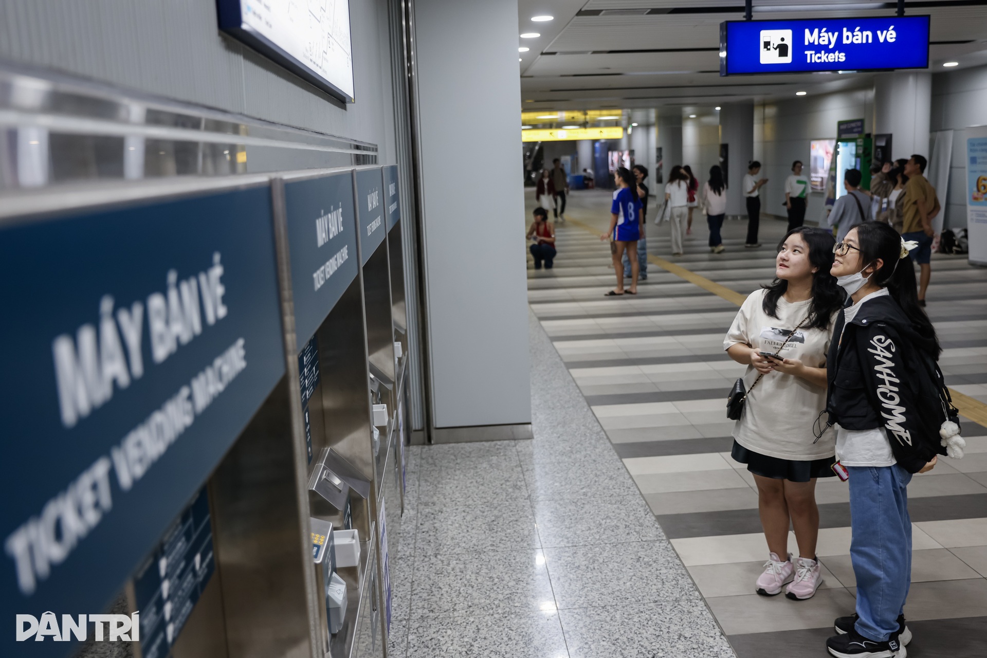 Nhân viên, sinh viên chọn metro để đi học, đi làm trong ngày đầu thu phí - 11 Nhân viên, sinh viên chọn metro để đi học, đi làm trong ngày đầu thu phí - 11