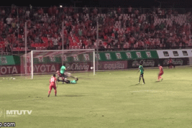 Người Thái khen ngợi pha cứu thua khó tin của Văn Lâm