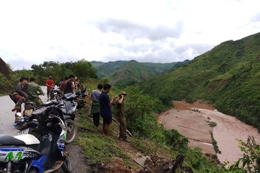 Xe container lao xuống vực sâu, tài xế may mắn thoát chết