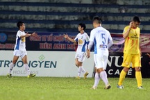 Công Phượng và Minh Vương toả sáng giúp HA Gia Lai trụ hạng V-League