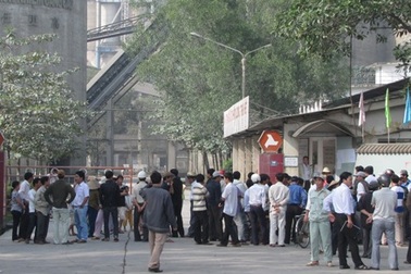 Gần trăm người bao vây nhà máy xi măng gây ô nhiễm nặng