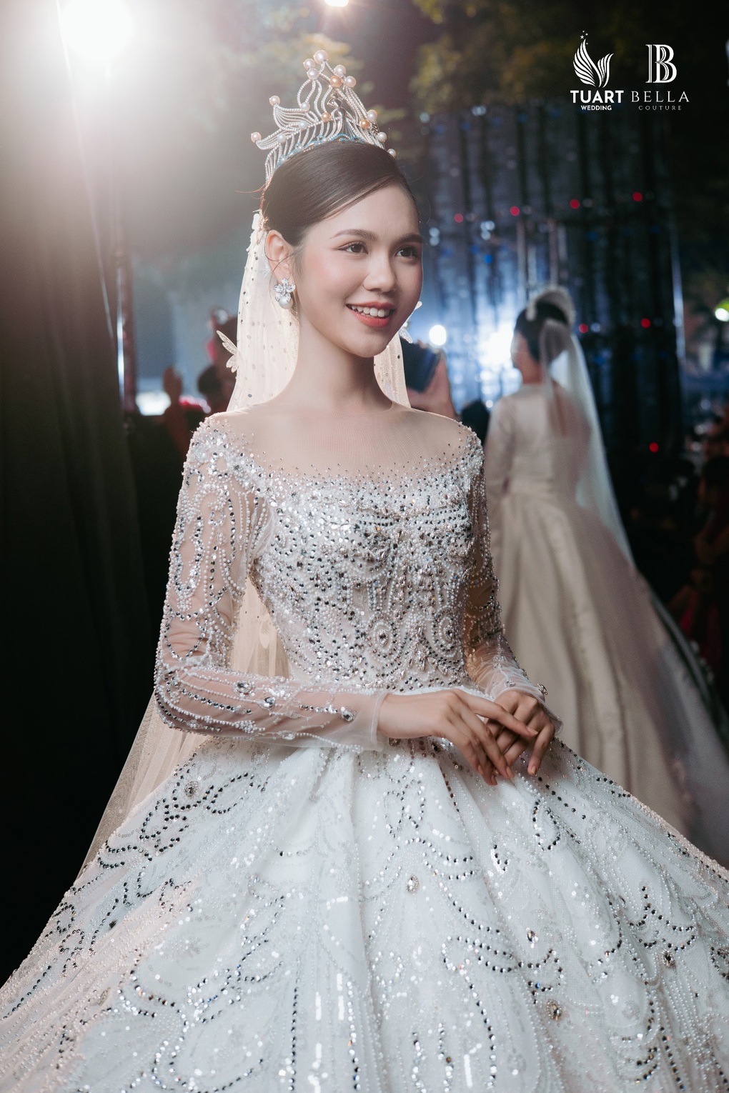 Dàn sao quy tụ trong đêm diễn của TuArt Wedding tại phố đi bộ Hoàn Kiếm - 2 Dàn sao quy tụ trong đêm diễn của TuArt Wedding tại phố đi bộ Hoàn Kiếm - 2
