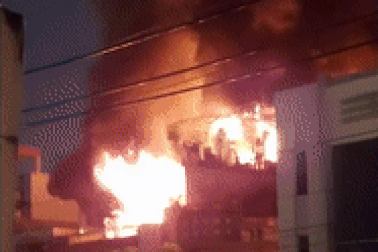 Hỏa hoạn bao trùm tầng thượng căn nhà ở TPHCM sau tiếng nổ lớn