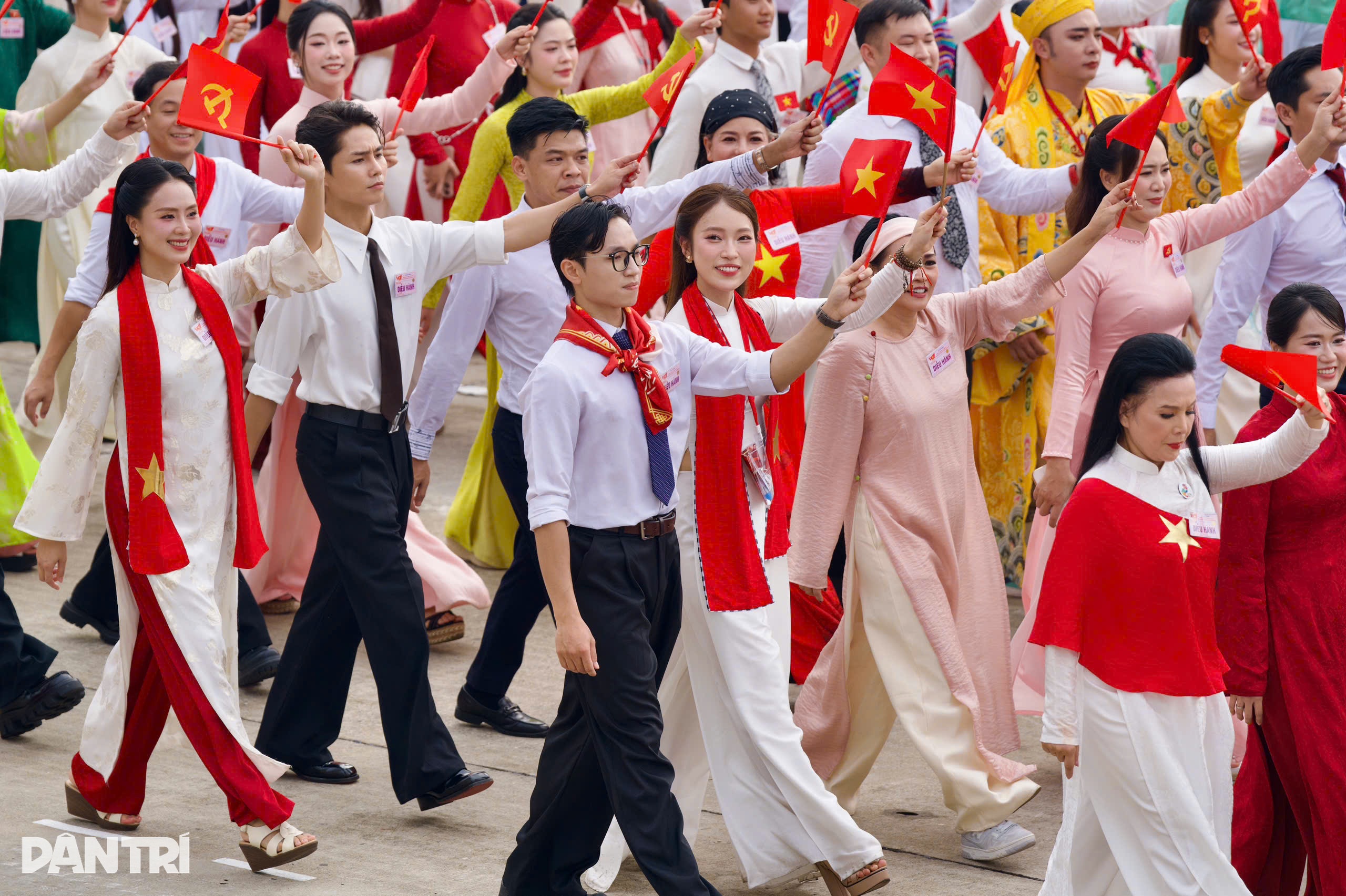 Đen Vâu đổi vị trí cho Hoàng Thùy Linh khi tổng duyệt diễu hành A80 - 7