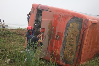 Lật xe khách ở Lào, 8 người Việt gặp nạn