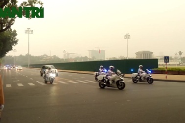 Đoàn xe của Tổng thống Donald Trump đi qua Lăng Chủ tịch Hồ Chí Minh.