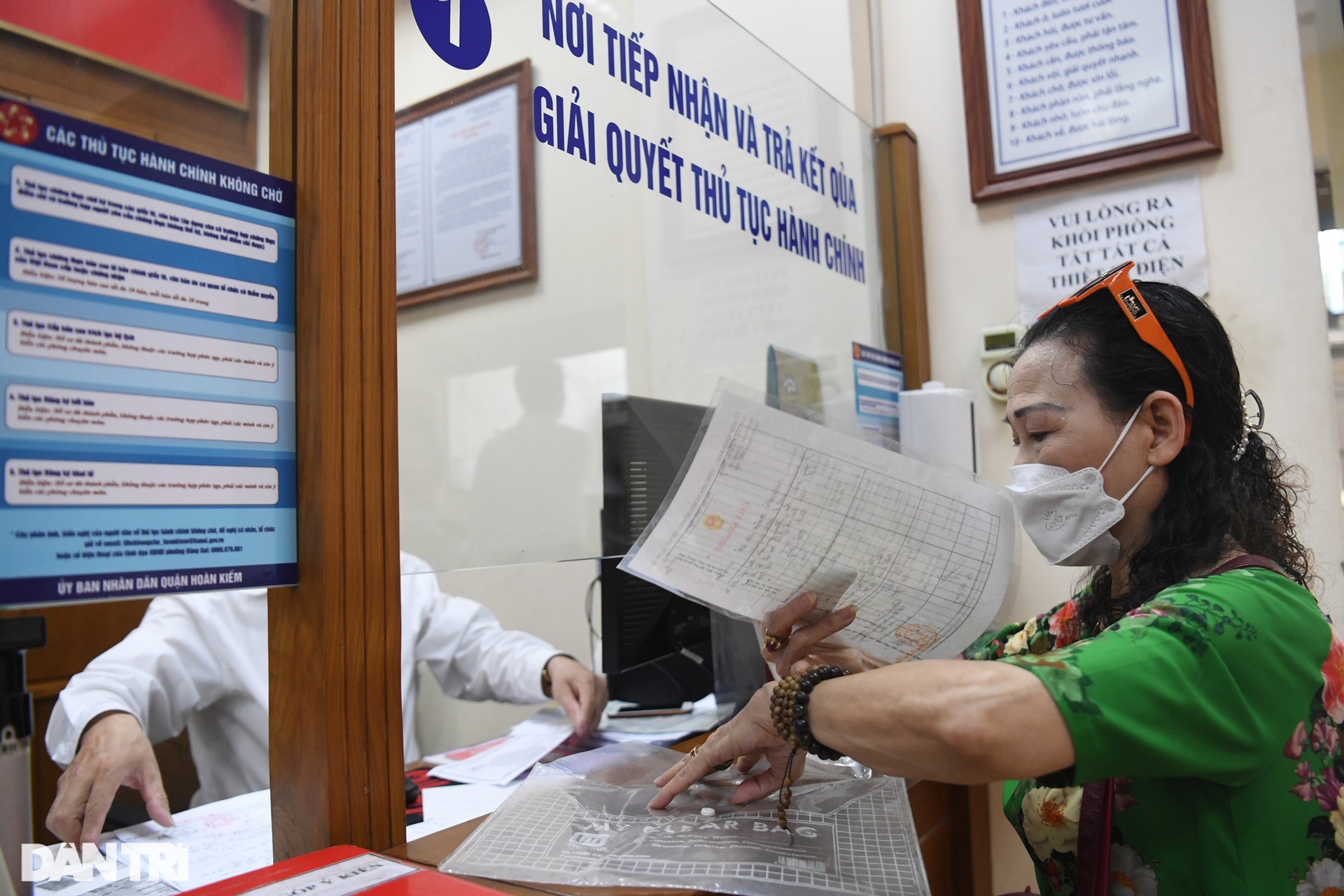 Hà Nội: Người dân thoát cảnh xếp hàng dài với thủ tục hành chính không chờ - 6 Hà Nội: Người dân thoát cảnh xếp hàng dài với thủ tục hành chính không chờ - 6