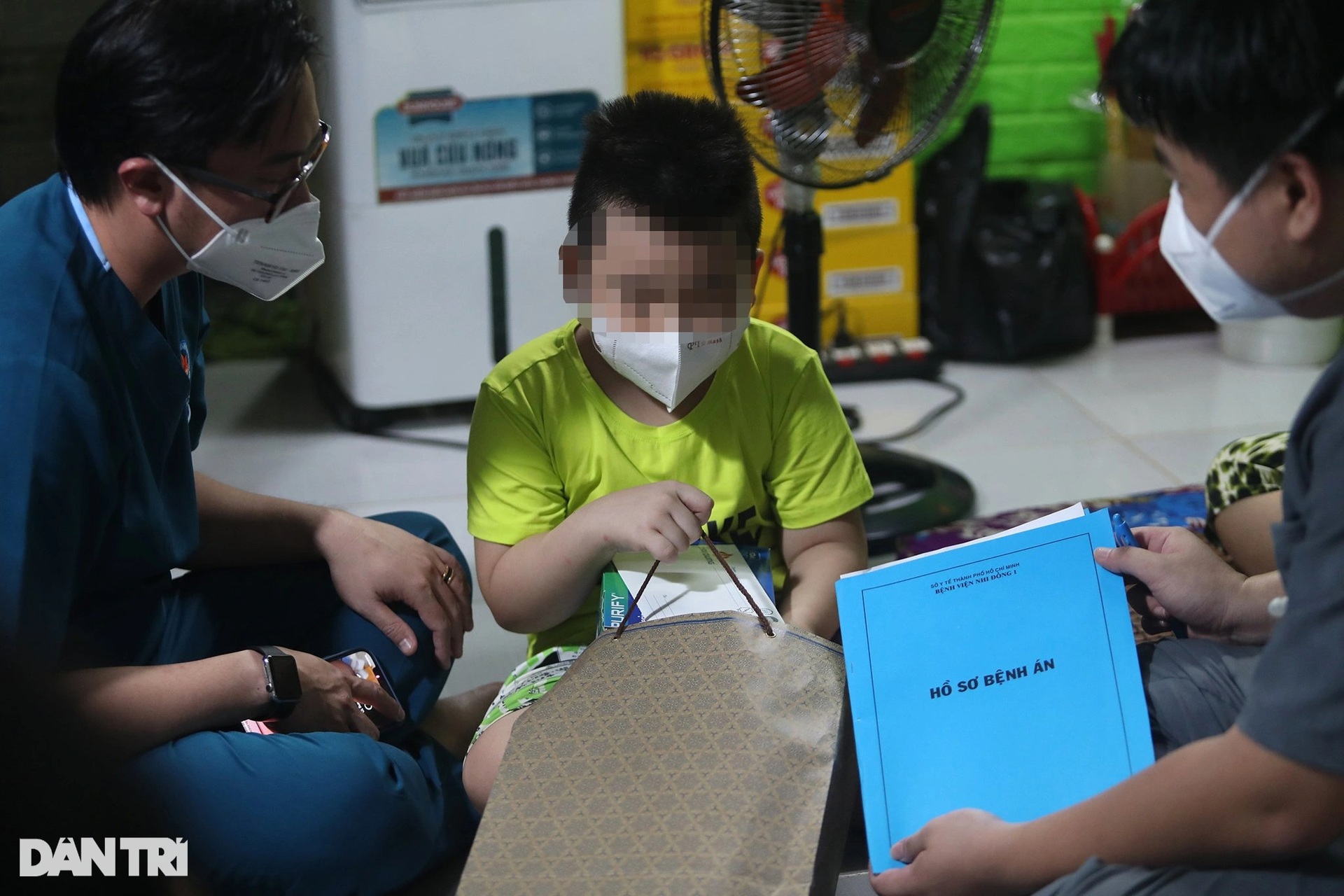 Giọt nước mắt của người bà chăm cháu mồ côi mẹ do dịch Covid-19 - 6 Giọt nước mắt của người bà chăm cháu mồ côi mẹ do dịch Covid-19 - 6