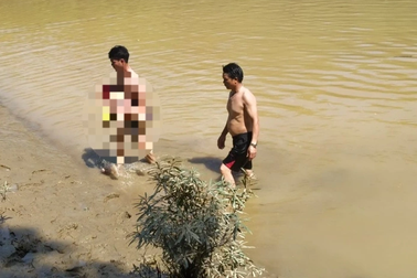 2 cháu bé đuối nước khi tắm sông