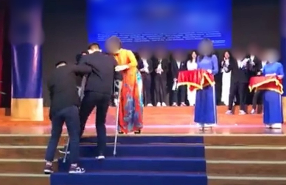 Vụ rơi thang máy chung cư: Quận nói 2 người bị thương, dân nói 6 người - 2 Vụ rơi thang máy chung cư: Quận nói 2 người bị thương, dân nói 6 người - 2