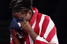 Xúc động với lý do nhà vô địch Olympic "không thể ngừng khóc"
