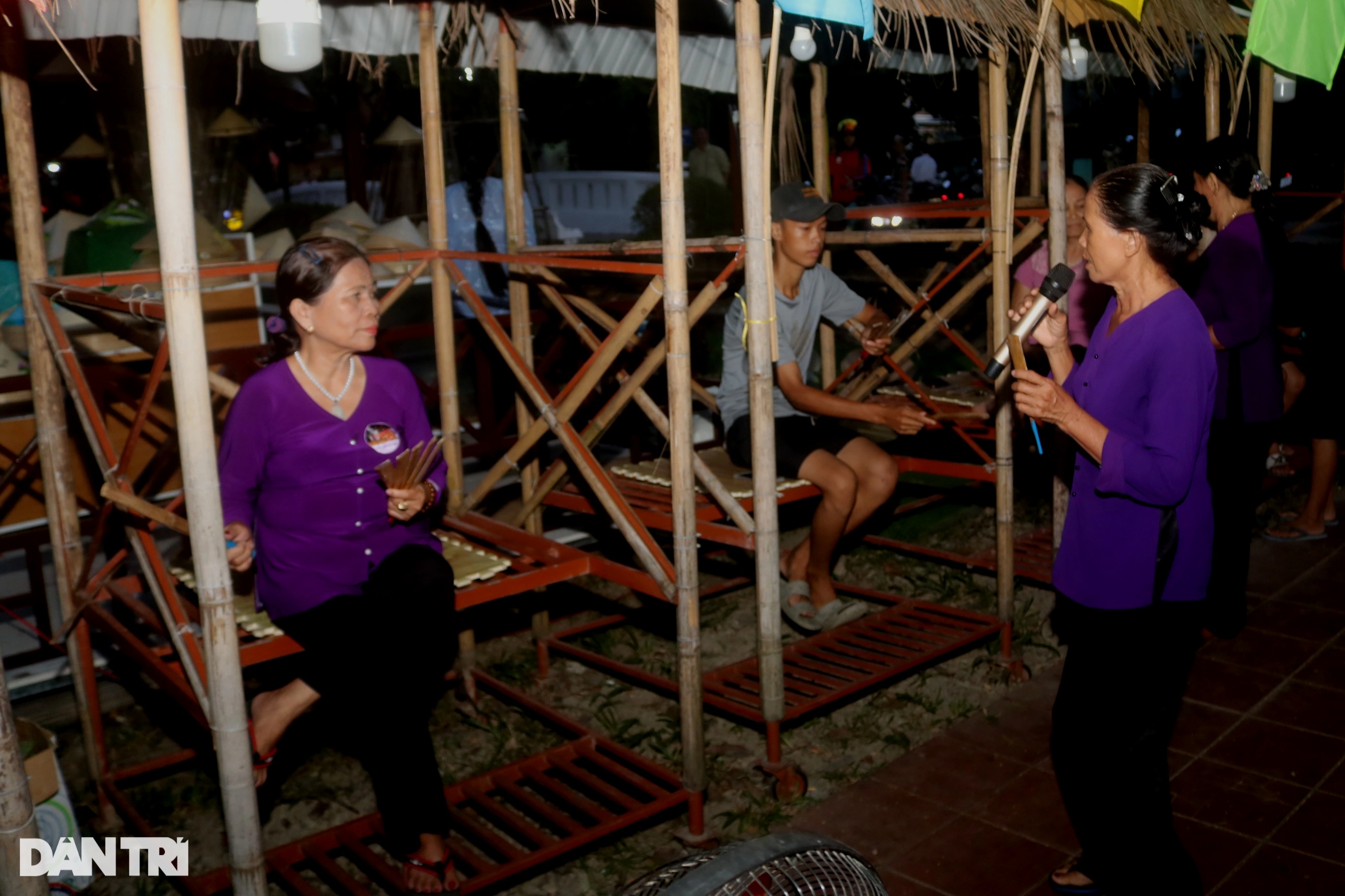 View - Xem khách Tây làm trâu cày, dân làng rước kiệu Bà Cầu | Báo Dân trí