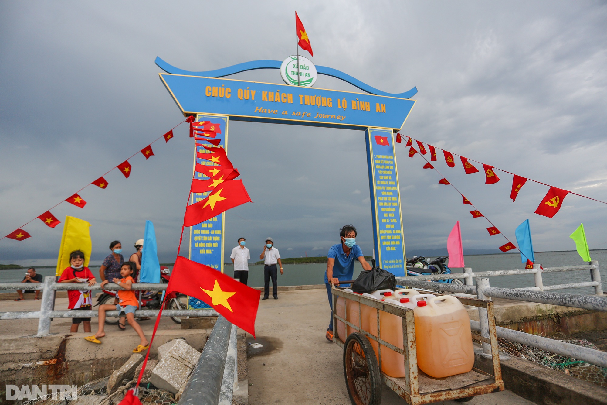 Ông lão chèo ghe hai giờ đồng hồ đi bầu cử ở xã đảo Thạnh An - 2 Ông lão chèo ghe hai giờ đồng hồ đi bầu cử ở xã đảo Thạnh An - 2