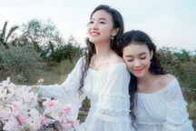 Chị em sinh đôi vừa đa tài, vừa xinh xắn hút hồn