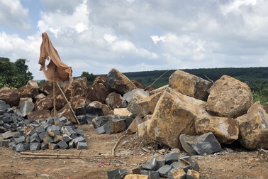 Gia Lai: "Đá tặc" mở đại công trường rầm rộ gần trụ sở Uỷ ban xã