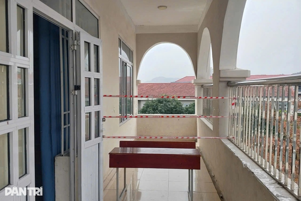 Đại học Vinh báo cáo vụ lan can trường học rơi khiến 3 nữ sinh bị thương - 1 Đại học Vinh báo cáo vụ lan can trường học rơi khiến 3 nữ sinh bị thương - 1