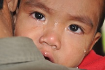 Xót lòng nhìn bé 2 tuổi khóc vật vã vì bị thận hư kháng thuốc