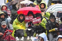 1,3 triệu người Hàn Quốc đội mưa tuyết đòi tổng thống từ chức