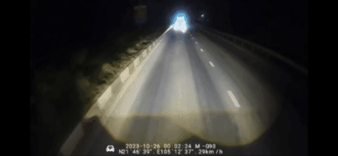 Xử phạt tài xế liều mạng lái xe khách đi ngược chiều quốc lộ trong đêm - 2