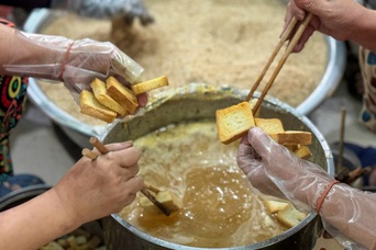 Chủ, thợ dốc sức ngày đêm làm ra bánh "bảy lửa" gia truyền ở Đà Nẵng