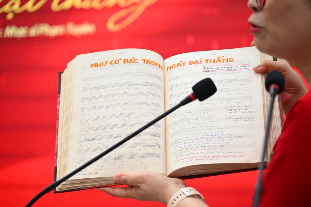 Nhạc sĩ Phạm Tuyên tặng “Như có Bác trong ngày đại thắng” cho Báo Nhân Dân - 1 Nhạc sĩ Phạm Tuyên tặng “Như có Bác trong ngày đại thắng” cho Báo Nhân Dân - 1