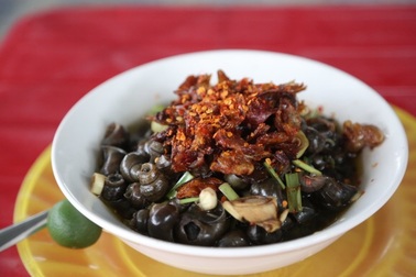 Quán ốc hút gần 3 thập kỷ ở Hội An, bà chủ ngày bán hơn nửa tấn