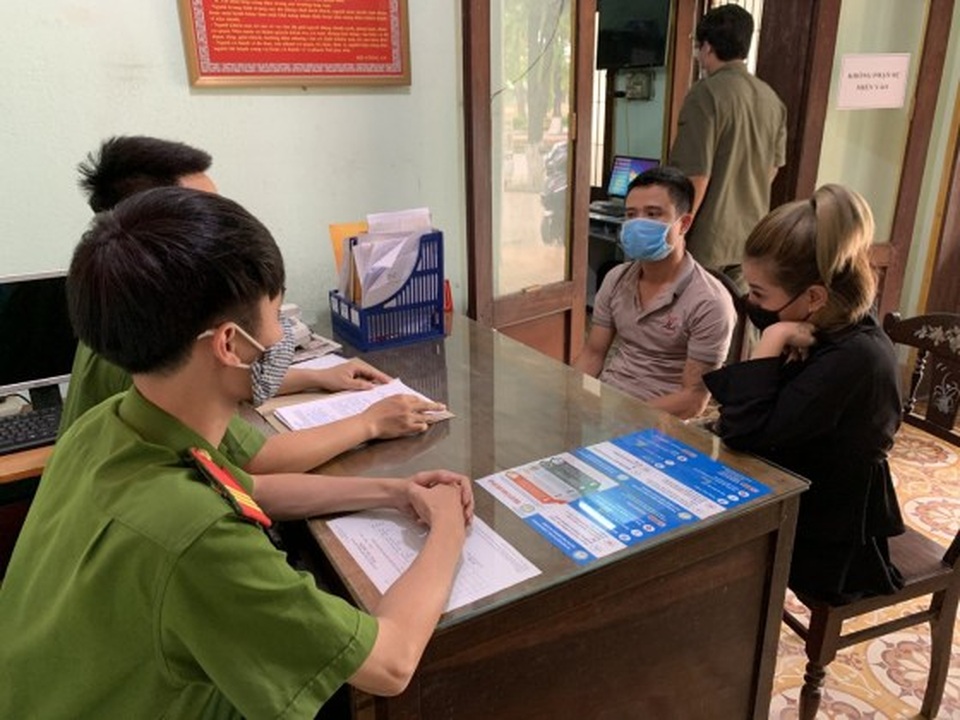 Nhóm nam nữ thuê khách sạn để bay lắc giữa thời điểm dịch Covid-19 - 2 Nhóm nam nữ thuê khách sạn để bay lắc giữa thời điểm dịch Covid-19 - 2