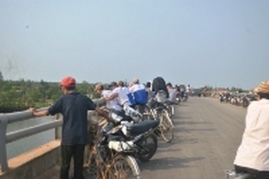 Nữ sinh lớp 11 nhảy cầu tự tử sau khi bị bố mắng