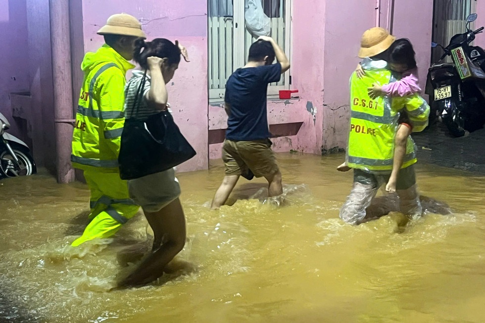 Thêm một đêm trắng giữa dòng lũ - 4 Thêm một đêm trắng giữa dòng lũ - 4