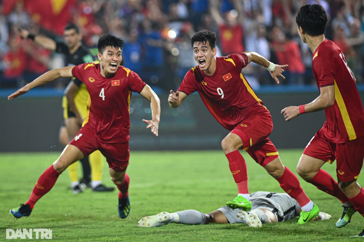 Tiến Linh: Tâm điểm của sự chỉ trích và bàn thắng vàng thành người hùng - 17 Tiến Linh: Tâm điểm của sự chỉ trích và bàn thắng vàng thành người hùng - 17