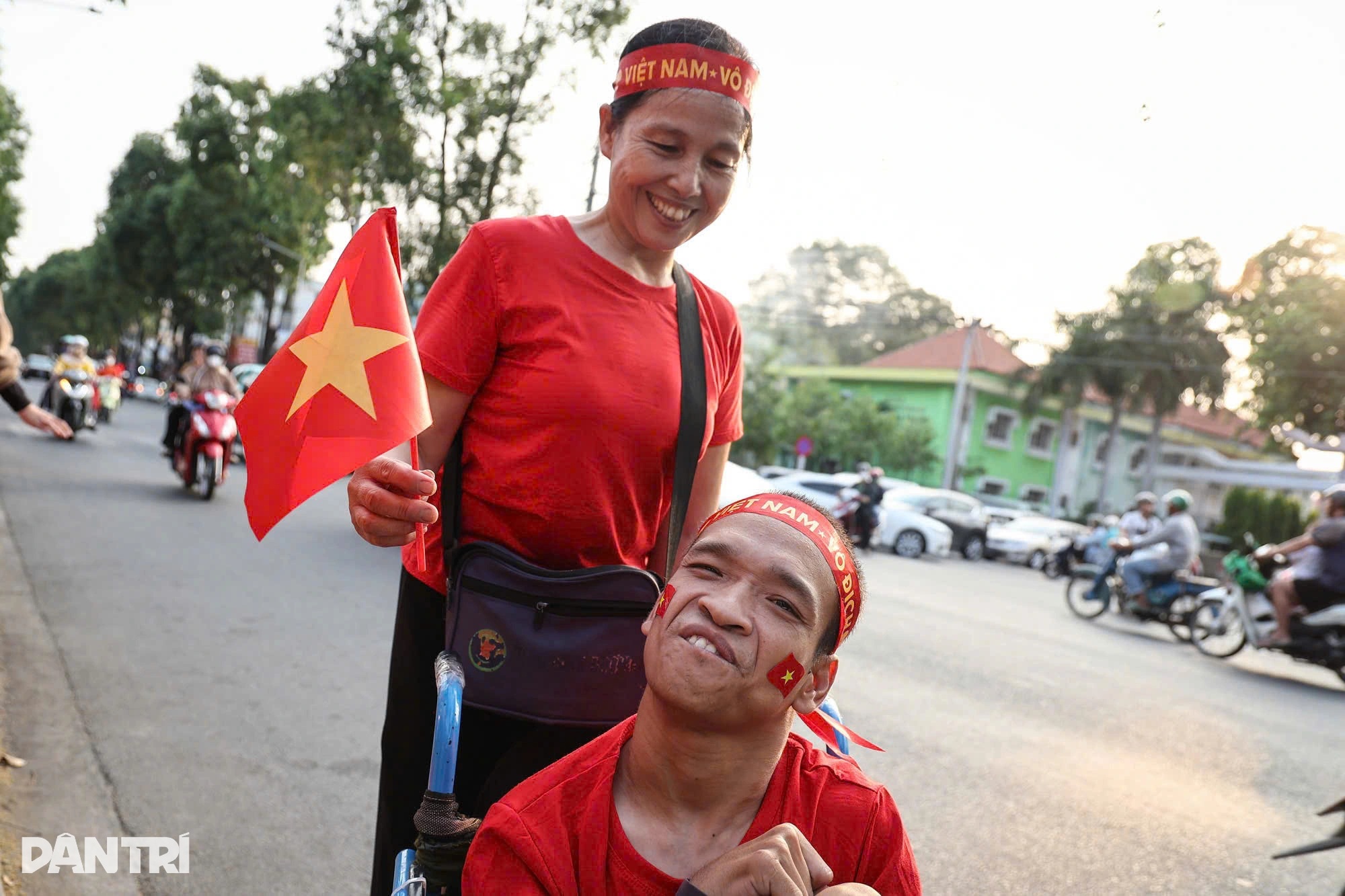View - Chàng cổ động viên khuyết tật và tình yêu cháy bỏng với bóng đá Việt Nam | Báo Dân trí