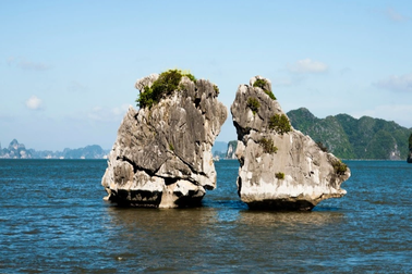 Hạn chế tàu thuyền để "cứu" hòn Trống Mái ở Quảng Ninh