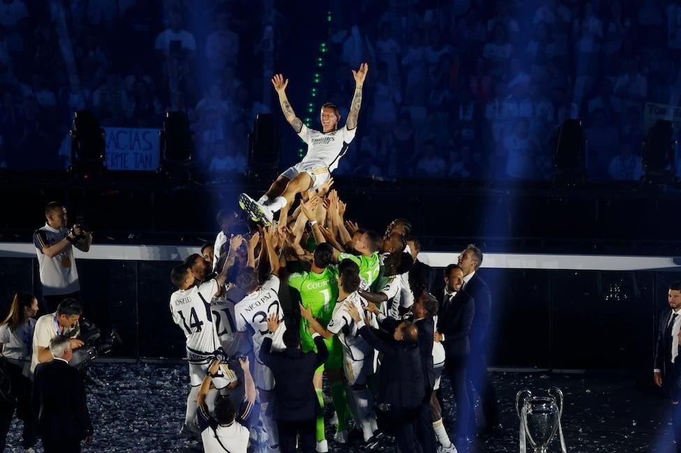 View - Biển người đổ ra đường ăn mừng cúp vô địch Champions League của Real Madrid | Báo Dân trí