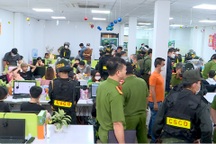 Đột kích công ty đòi nợ thuê bằng thủ đoạn mang quan tài đi khủng bố