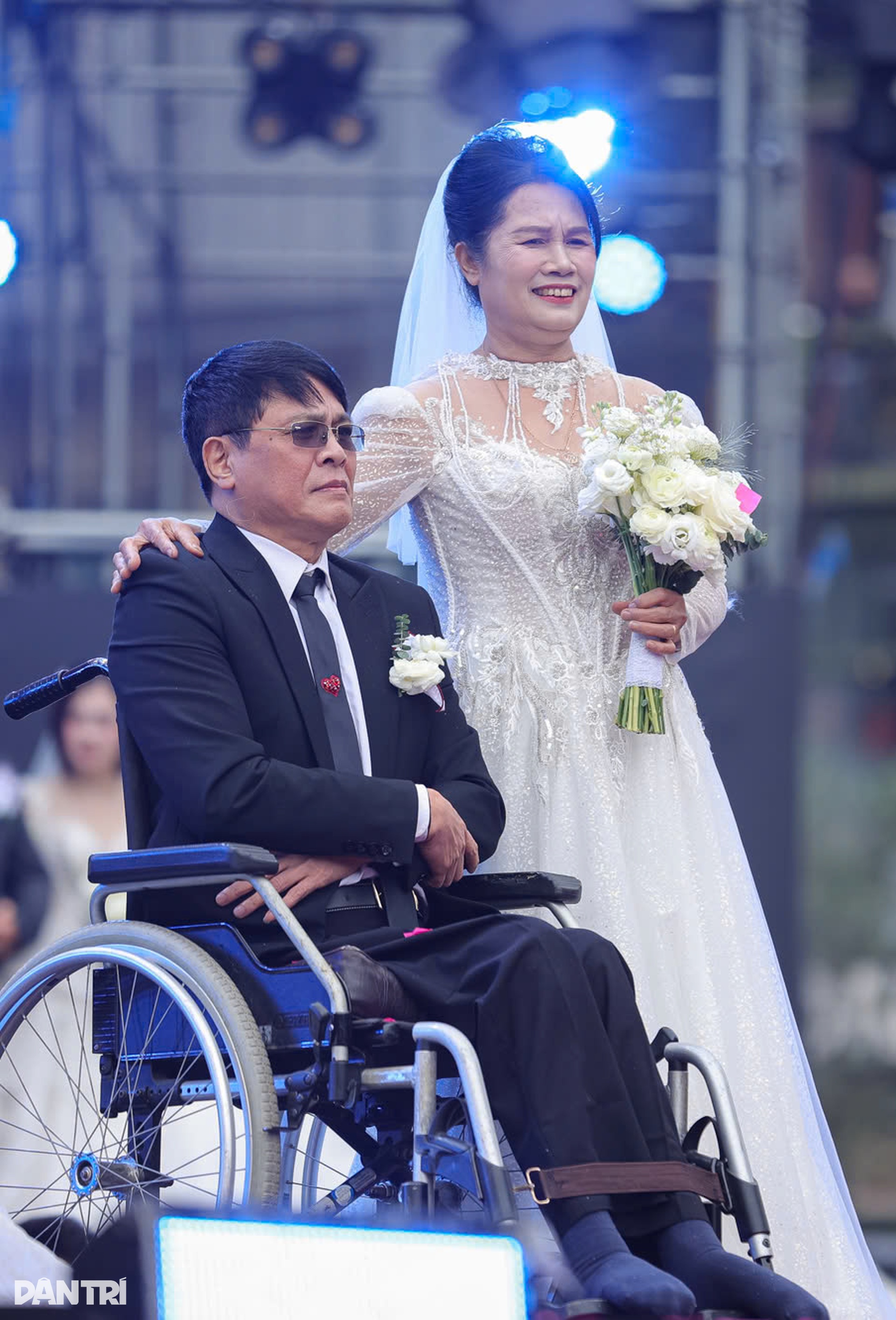 NSND Xuân Bắc làm chủ hôn cho 80 cặp đôi cưới chung ở phố đi bộ Hồ Gươm - 10 NSND Xuân Bắc làm chủ hôn cho 80 cặp đôi cưới chung ở phố đi bộ Hồ Gươm - 10