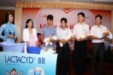 Chăm sóc da cho bé trong mùa nóng