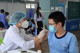 Con vào mầm non, lớp 1: Phụ huynh lưu ý gì về mũi tiêm vaccine bắt buộc?