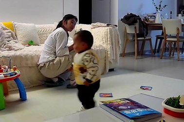 Mẹ phản ứng nhanh, cứu con nhỏ khỏi cú ngã đập đầu nguy hiểm