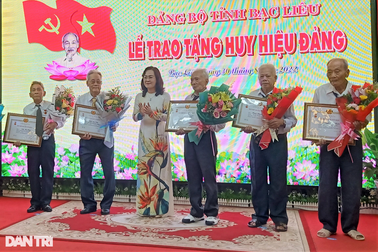 Trao tặng huy hiệu Đảng cho các đảng viên ưu tú dịp Quốc khánh