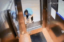 Thót tim nữ lao công dùng tấm kính chặn cửa thang máy chung cư ở TPHCM