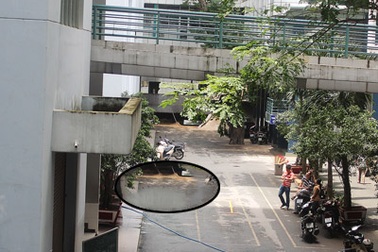 Một thanh niên nhảy lầu tự tử trong trường đại học