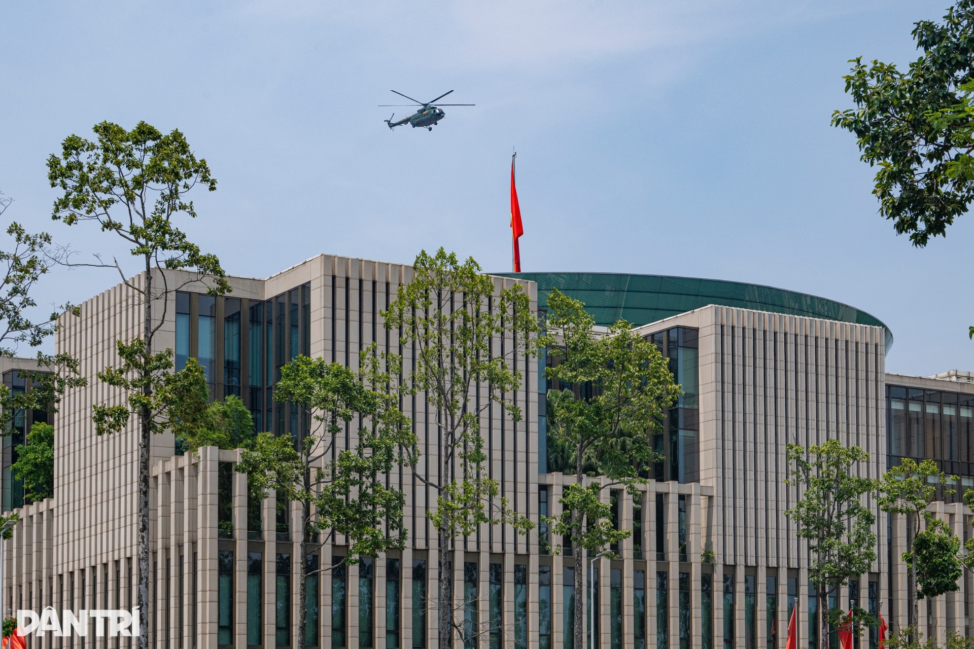 Trực thăng, tiêm kích SU-30 bay khảo sát nhiệm vụ trên Quảng trường Ba Đình - 2