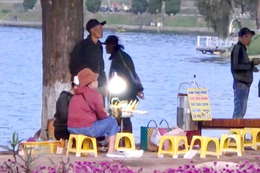 Đà Lạt siết tình trạng bán hàng rong quanh hồ Xuân Hương