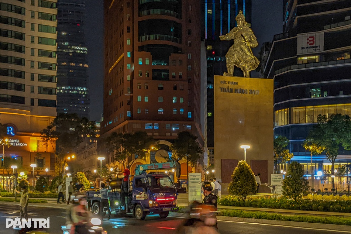 TPHCM: Thâu đêm cung thỉnh lư hương về tượng đài Trần Hưng Đạo - 2 TPHCM: Thâu đêm cung thỉnh lư hương về tượng đài Trần Hưng Đạo - 2