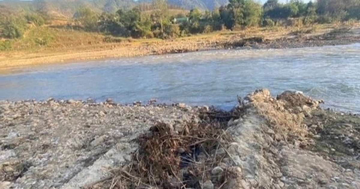 Cảnh sát vạch trần thủ đoạn 2 nhà máy chôn cống ngầm xả thải ra sông Pô Kô