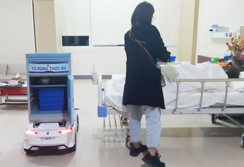 Dùng robot mang thức ăn phục vụ bệnh nhân cách ly nghi nhiễm nCoV - 4 Dùng robot mang thức ăn phục vụ bệnh nhân cách ly nghi nhiễm nCoV - 4