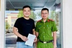 Công an xã hỗ trợ người dân nhận lại 400 triệu đồng chuyển khoản nhầm